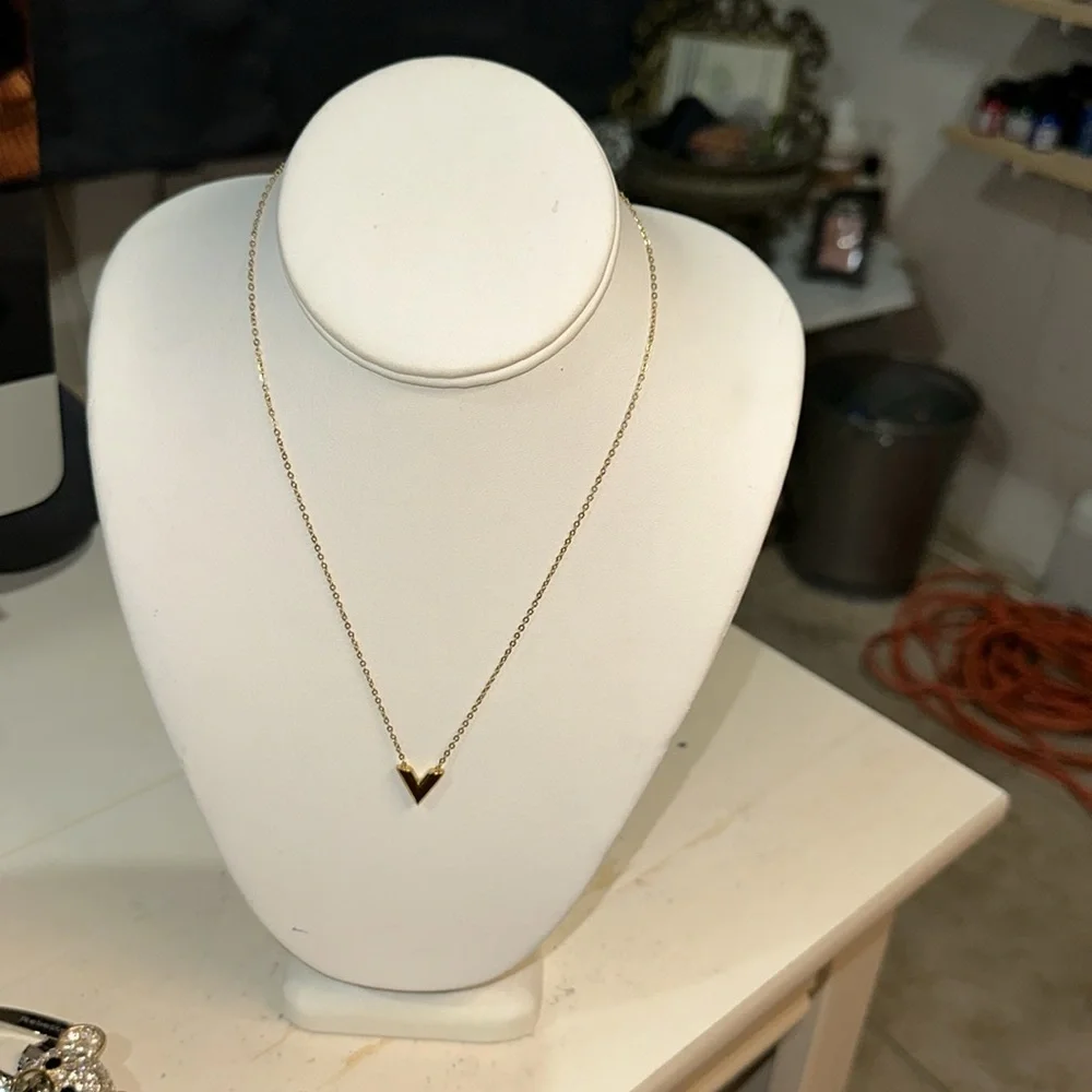 in fashion lv necklace 18” long - Picture 1 of 14